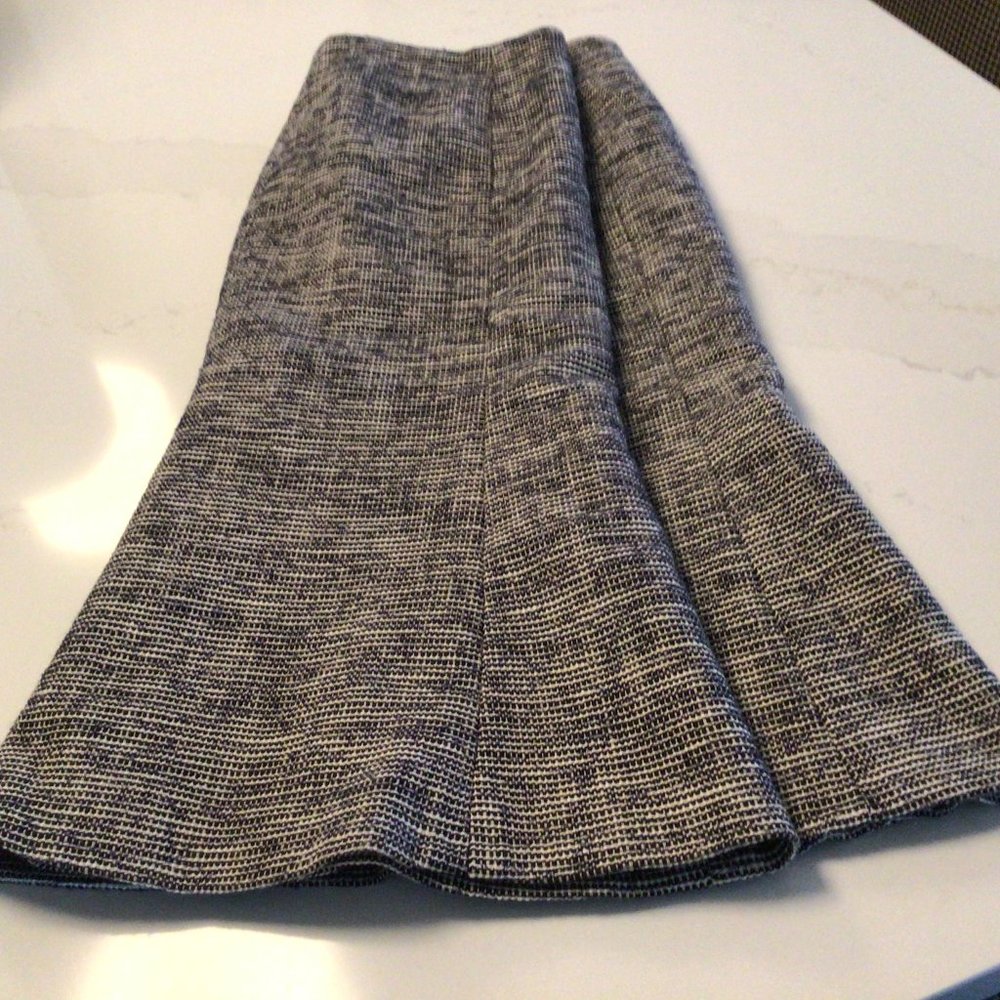 NWT!!  Very Feminine Talbot's Size 2 Skirt; Fabric great for cooler months
